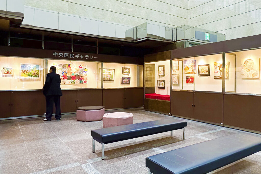 昨年の展示の様子。ギャラリーの中に様々な絵画が展示されている
