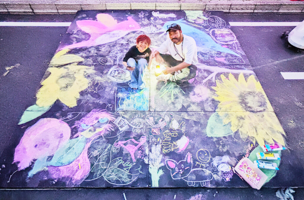 完成したキャンパスの上にkaminaka.hirofumiのチームが座っている写真