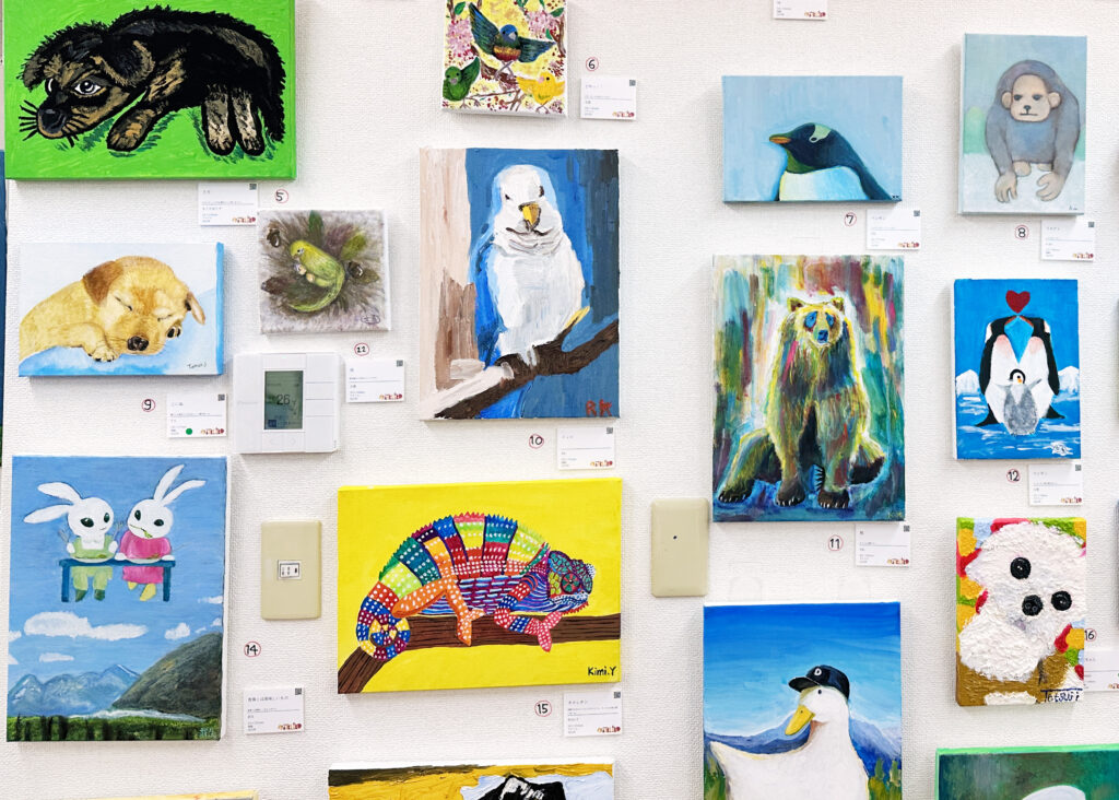 絵画が展示されている様子