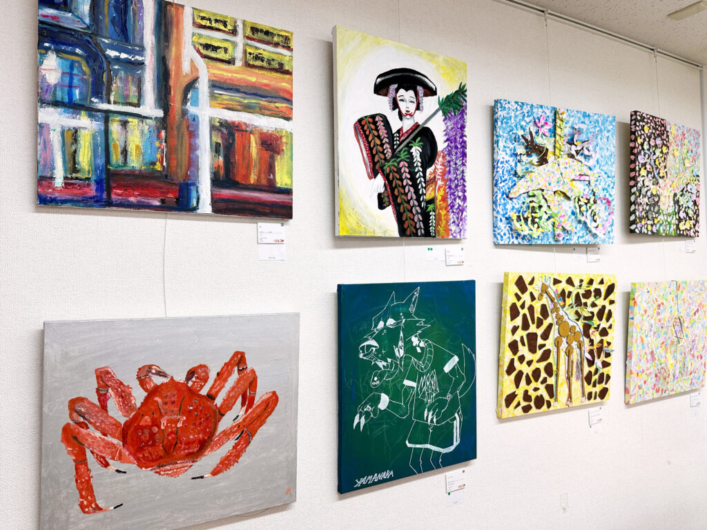 絵画が展示されている様子